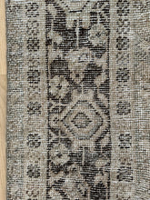 Load image into Gallery viewer, Antique Mahal 9’1” x 11’10”