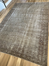 Load image into Gallery viewer, Vintage Persian Rug 6’5” x 9’6”