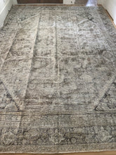 Load image into Gallery viewer, Antique Mahal 10’ x 13’1”