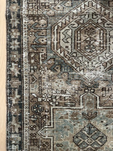 Load image into Gallery viewer, Vintage Heriz 2’7” x 10’6”