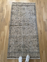 Load image into Gallery viewer, Vintage Turkish 3’1” x 6’9”