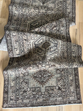 Load image into Gallery viewer, Vintage Heriz 2’10” x 11’1”