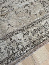 Load image into Gallery viewer, Vintage Turkish 2’5” x 7’1”
