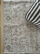 Load image into Gallery viewer, Vintage Turkish 3’10” x 6’11”