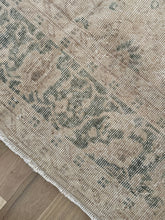 Load image into Gallery viewer, Vintage Turkish 6’7” x 9’9”