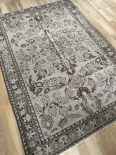 Load image into Gallery viewer, Vintage Lilihan 4’5” x 6’3”