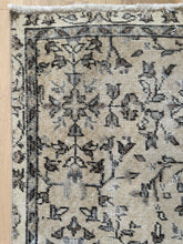 Load image into Gallery viewer, Vintage Turkish 3’1” x 5’11”