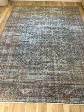 Load image into Gallery viewer, Antique Mahal 7’10” x 10’3”