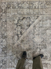 Load image into Gallery viewer, Antique Mahal 10’ x 13’1”