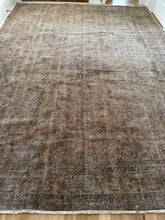 Load image into Gallery viewer, Vintage Turkish 9’7” x 13’1”