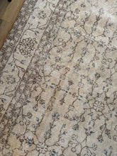 Load image into Gallery viewer, Vintage Turkish 6’7” x 10’2”