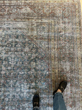 Load image into Gallery viewer, Antique Mahal 7’10” x 10’3”