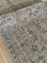 Load image into Gallery viewer, Vintage Turkish 3’ x 9’10”