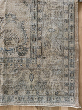 Load image into Gallery viewer, Vintage Turkish 9’8” x 13’