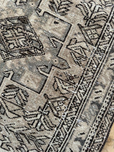 Load image into Gallery viewer, Vintage Heriz 2’10” x 11’1”