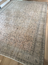 Load image into Gallery viewer, Vintage Turkish 9’ x 12’1”