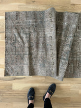 Load image into Gallery viewer, Antique Heriz 2’11” x 9’