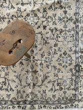 Load image into Gallery viewer, Vintage Turkish 3’1” x 5’11”