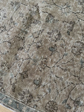 Load image into Gallery viewer, Vintage Turkish 3’ x 9’10”