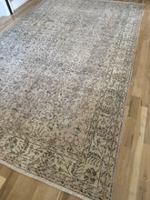 Load image into Gallery viewer, Vintage Turkish 6’9” x 10’9”