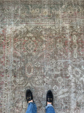 Load image into Gallery viewer, Antique Mahal 8’10” x 12’5”