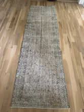 Load image into Gallery viewer, Vintage Turkish 2’10” x 9’6”