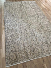 Load image into Gallery viewer, Vintage Turkish 5’5” x 9’2”