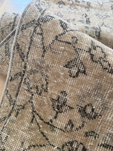 Load image into Gallery viewer, Vintage Turkish 2’9” x 9’9”