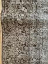 Load image into Gallery viewer, Vintage Persian Rug 6’5” x 9’6”