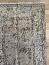 Load image into Gallery viewer, Vintage Turkish 2’5” x 7’1”