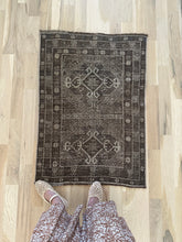 Load image into Gallery viewer, Antique Shiraz 2’5” x 3’5”