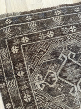 Load image into Gallery viewer, Antique Shiraz 2’5” x 3’5”