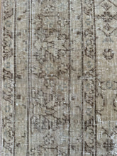 Load image into Gallery viewer, Vintage Turkish 6’8” x 10’1”