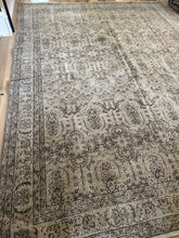 Load image into Gallery viewer, Vintage Turkish 9’ x 11’11”