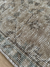 Load image into Gallery viewer, Vintage Turkish 3’ x 9’10”