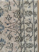 Load image into Gallery viewer, Vintage 3’1” x 6’7”