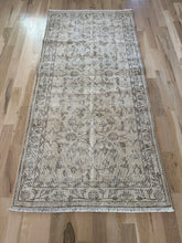 Load image into Gallery viewer, Vintage Turkish 3’10” x 7’