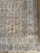 Load image into Gallery viewer, Vintage Turkish 6’7” x 10’2”