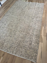 Load image into Gallery viewer, Vintage Turkish 5’5” x 9’2”