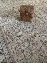 Load image into Gallery viewer, Antique Mahal 9’3” x 12’