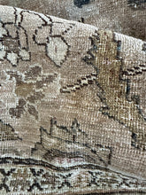 Load image into Gallery viewer, Antique Mahal 8’2” x 11’