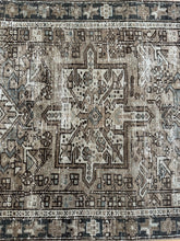 Load image into Gallery viewer, Vintage Heriz 2’7” x 10’6”