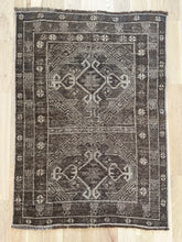 Load image into Gallery viewer, Antique Shiraz 2’5” x 3’5”