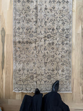 Load image into Gallery viewer, Vintage Turkish 2’10.5” x 9’9”