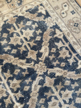 Load image into Gallery viewer, Vintage Turkish 3’9” x 7’1”