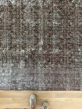 Load image into Gallery viewer, Antique Mahal 9’6” x 12’3”