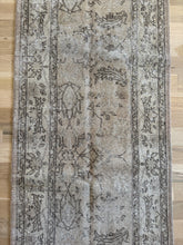 Load image into Gallery viewer, Vintage Turkish 2’5” x 7’1”