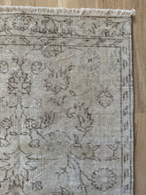 Load image into Gallery viewer, Vintage Turkish 2’7” x 6’2”