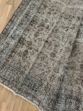 Load image into Gallery viewer, Vintage Turkish 7’5” x 10’11”