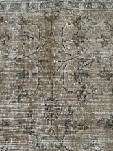 Load image into Gallery viewer, Vintage Turkish 3’ x 9’10”
